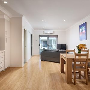 One-Bedroom Apartment Two Single Beds